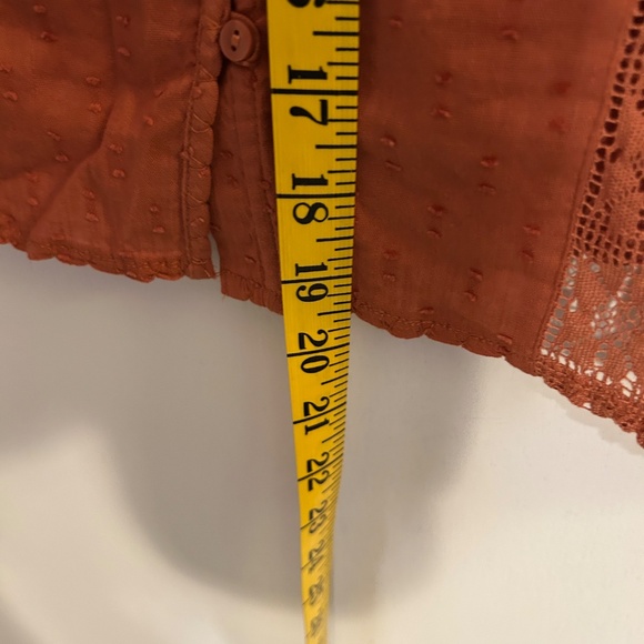 Old Navy Size XS Oversized Clip-Dot Crochet-Lace Button-Front Blouse - Picture 3 of 9